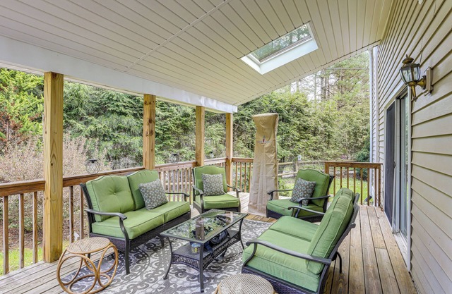 Lake & Pool Access: Spacious Home in Newland