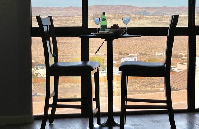 Lake Powell View home, Two King Master Stes., Close to Marinas, RV/Boat parking