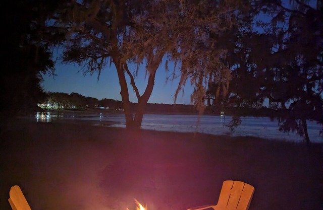 Lake Retreat, 2-bedroom, Dogs Welcome, 8 miles to Rainbow River, Sleeps 4