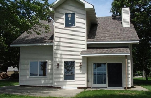 Lake Retreat Close to Town and Enjoy Nature on Bike Trail
