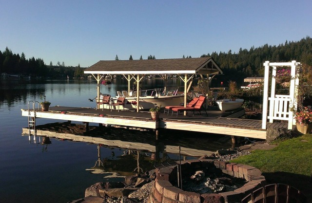 Lake Roesiger 2 Bedroom Apartment - Waterfront. Boats hottub private quality.n