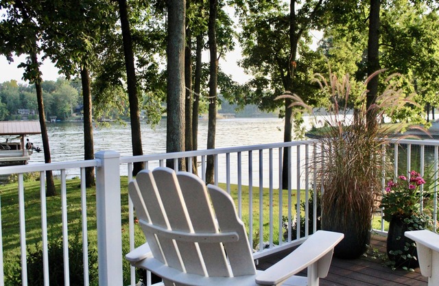Lake Sara cottage: 3BR/2BA, hot tub, swim dock, firepit, kayaks, & lake views!