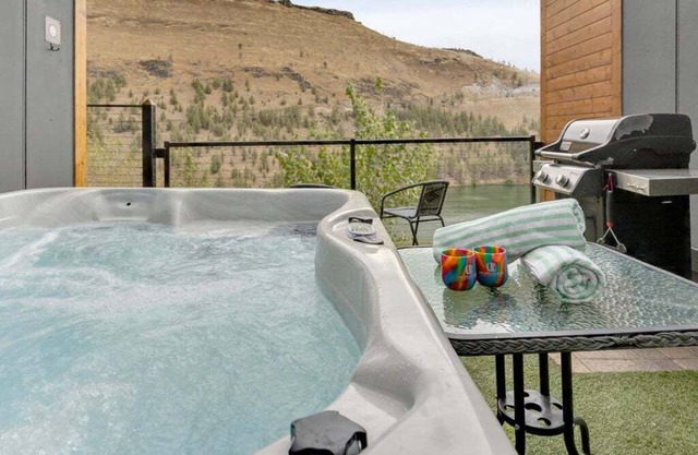 Lake Simtustus Resort Crown Point Tiny Home #11 - Hot Tub