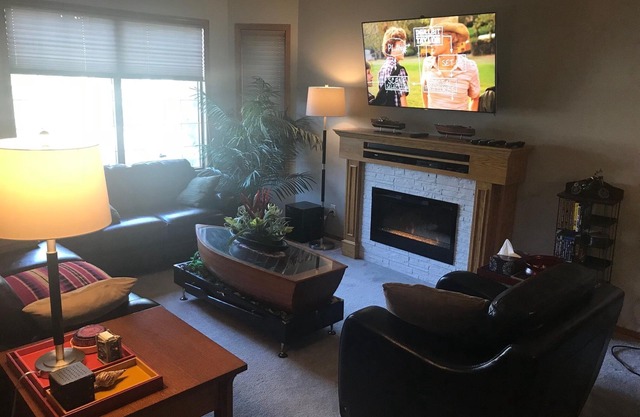 Lake Sundance - Executive Furnished Three Bedroom Upper Duplex