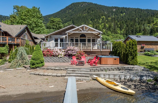 Lake Sutherland Retreat on the sunny side of the lake!