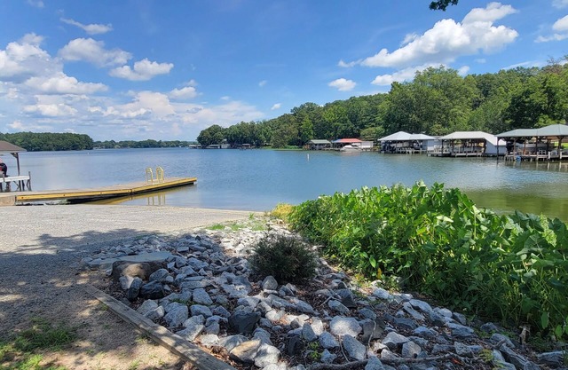 Lake Tillery Area, 4-bedroom house in charming Norwood with WiFi, Deck and AC