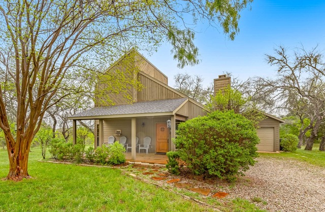 Lake Travis cottage at Windermere Oaks with large deck, pool, & tennis