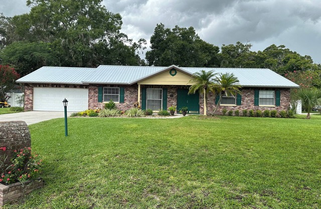 Lake Valrico Camelot Court with Heated Pool and access to 134 acre private lake