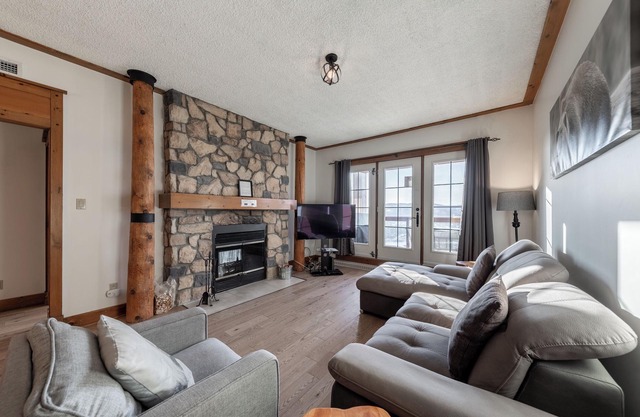 Lake view, A/C, pool, hot tub, BBQ, Parking