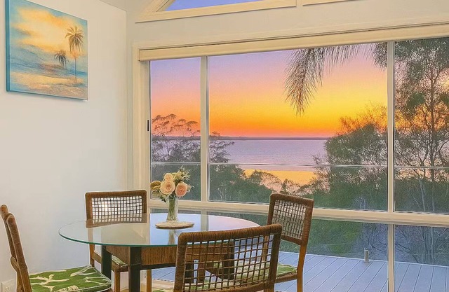 Lake View Blue 2 Bedroom House - Wifi, AC, close to Lake Macquarie