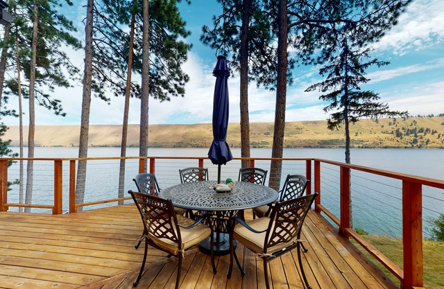 Lake-view cabin on Wallowa Lake with large mountain-view deck