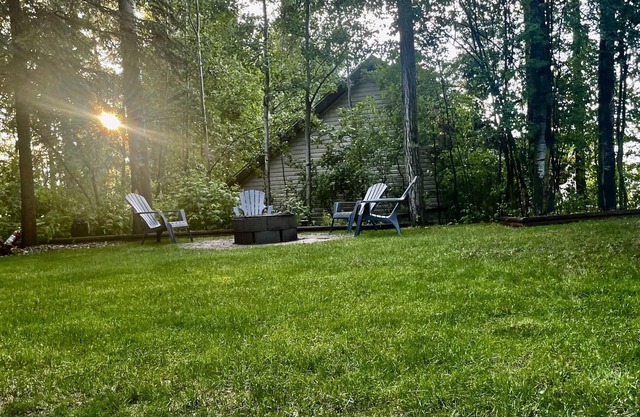 Lake View Cottage w/dock on LAKE ISLE AB -kayak & canoe, fireplace, 45min to Edm