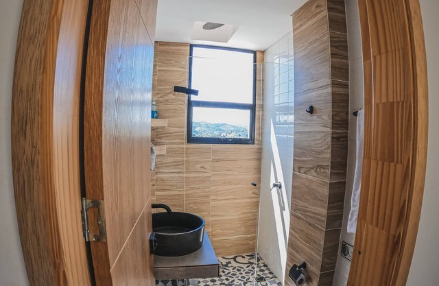 LAKE VIEW FARM- 18 PEOPLE- JACUZZI INSIDE AND OUTSIDE