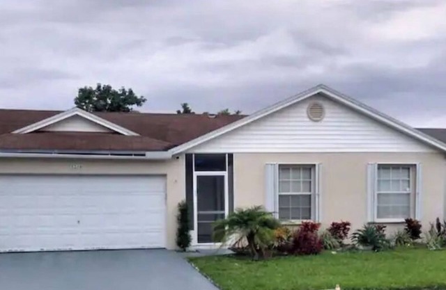 Lake View Home, just a few minutes away from the Hard Rock Guitar Hotel & Casino