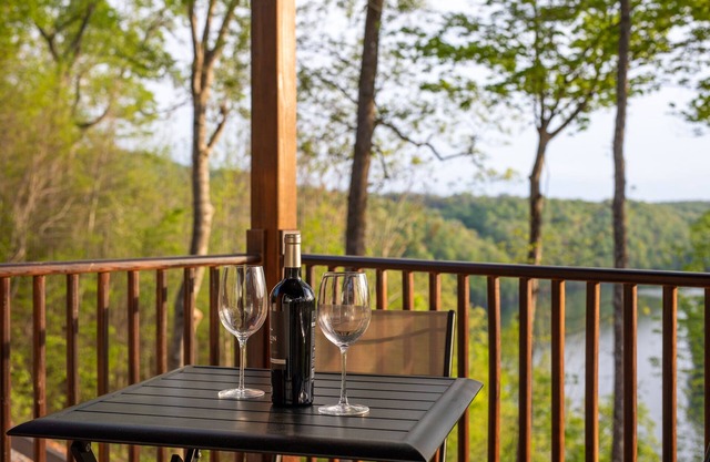 Lake View Nature Cabin at Bear Bluff Retreat