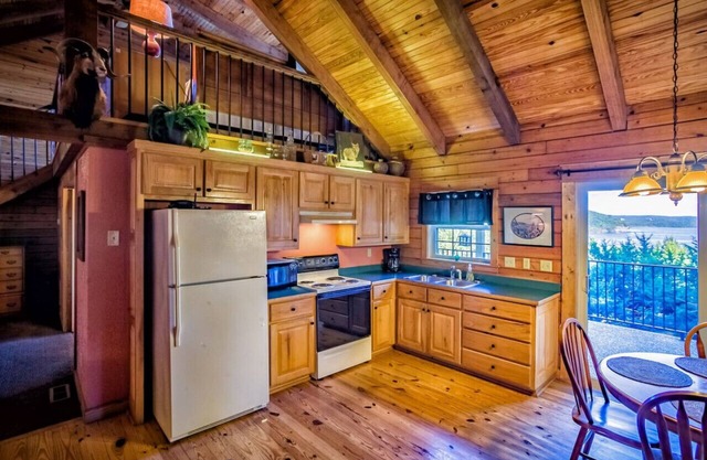 Lake view Rustic Log Cabin