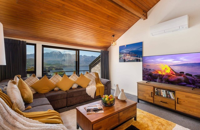 LAKE VIEW SPACIOUS ALPINE TOWNHOUSE