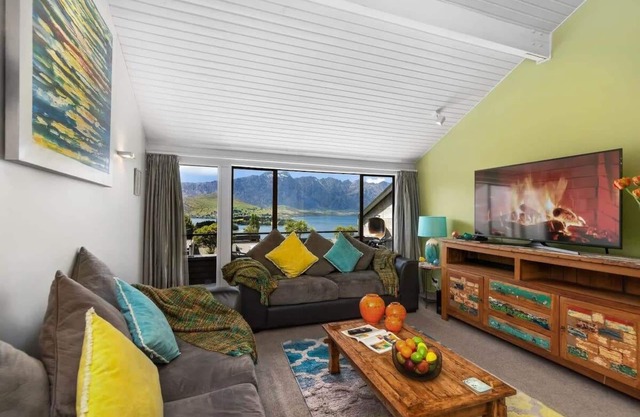 LAKE VIEW SPACIOUS LUXURY SPA ALPINE TOWNHOUSE WALK TO TOWN