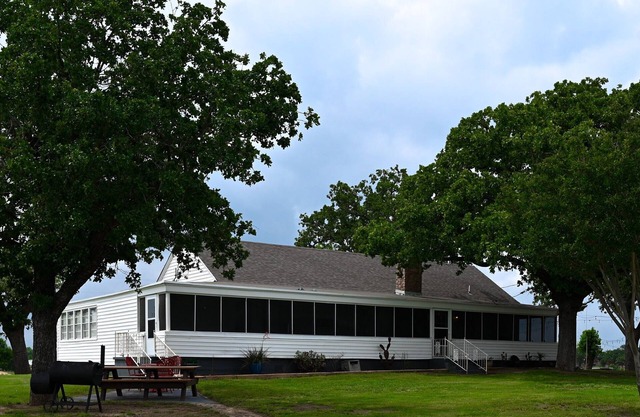 Lake View Villas at Buchanan Dam. A Farmhouse Villa on the Water!