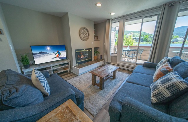 Lake Views, Upscale Condo with Pool/Hot Tub