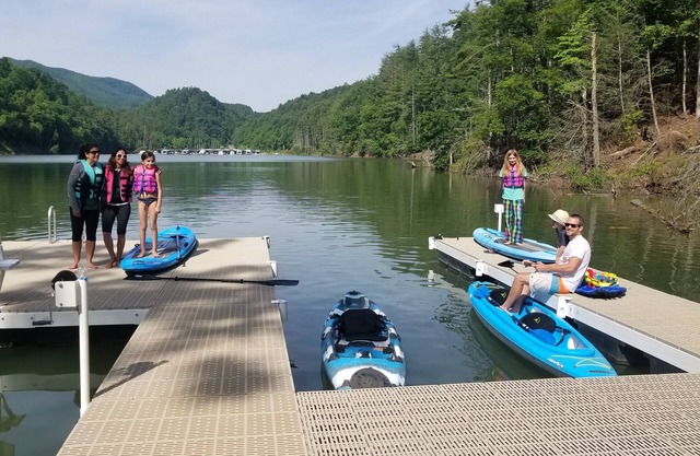 Lake Watauga FAMILY FUN, Sunny Lake Front Home Private Dock Water Toys WiFi