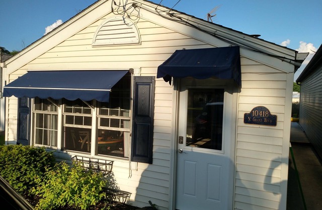 Lake Wawasee- Morrison Island. Updated 2 Bed, 1Bath Cute Cottage on the water