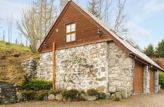 LAKEFIELD APARTMENT, pet friendly in Drumnadrochit, Loch Ness