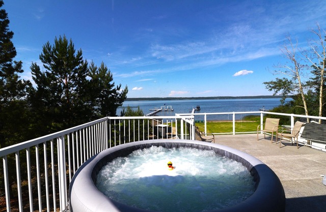 Lakefront 1/2 acre Wabamun 5 bed 2 bath cabin