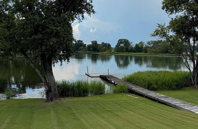 Lakefront 3-bedroom house in Birchwood with Private Pool, docks, and WiFi.