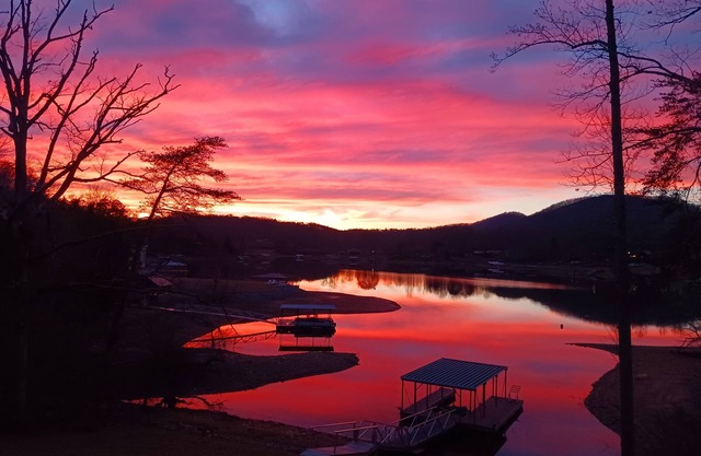 LAKEFRONT 4/3.5, Private Dock, Pool Table, Lakeside Firepit, Kayaks, Paddleboat