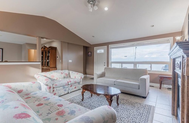 Lakefront 4BDR Cottage in Innisfil with Firepit, BBQ and 500Mbps WiFi