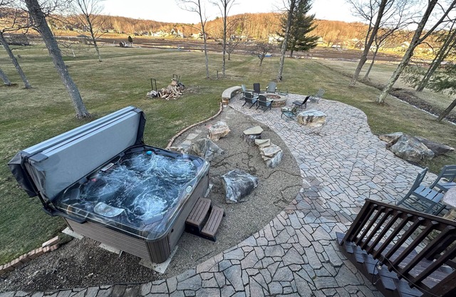 Lakefront, 4br, 4Ba, Huge Yard and Patio, Docks, Private HOT TUB - sleeps 14+