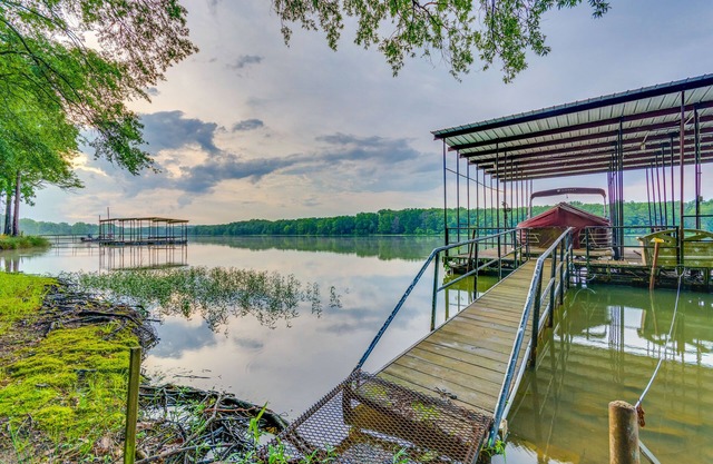 Lakefront Arkansas Abode - Deck, Grill & Fire Pit