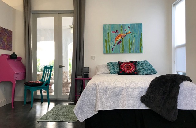 Lakefront Artist's Studio- Isolate in Luxury!