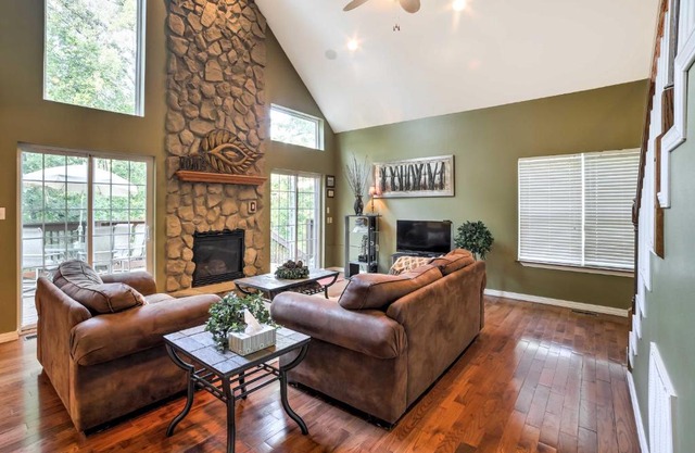 Lakefront Blue Eye Cottage with Hot Tub and Fire Pit!
