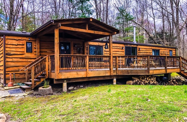 LAKEFRONT Cabin on a 22+ acres wooded lot. Close to BLUE MOUNTAIN Ski Resort!
