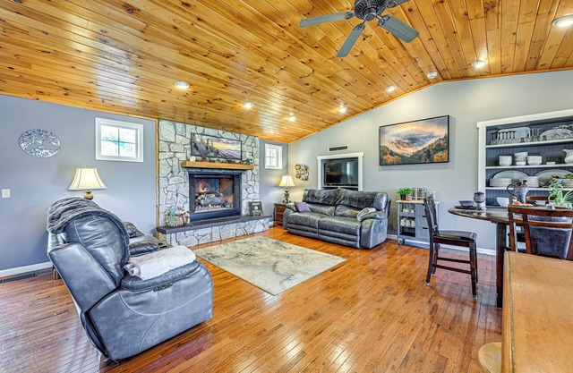 Lakefront Cabin Retreat w/Dock in Robbinsville!