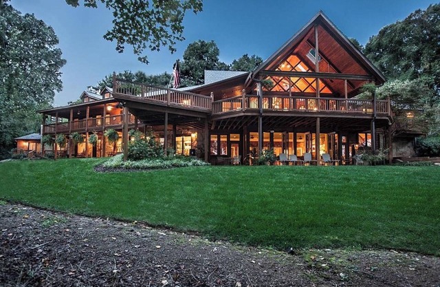 Lakefront Cabin Retreat. Private Setting. Sleeps 20. Boat Rental