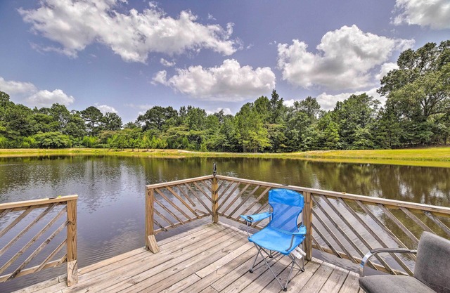 Lakefront Cabin w/Access to 2 Paddleboats!