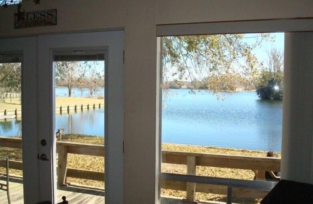 LAKEFRONT CHALET, FLOATING DECK, LARGE YARD, GRILL, CHIMINEA, ALL NEW APPLIANCES