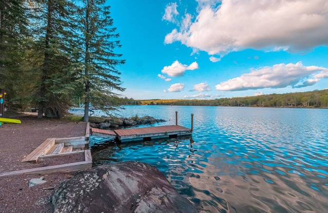 ☀️ Lakefront Chalet - Stunning Views, Private Dock and A+ Location! 2024 Updates!