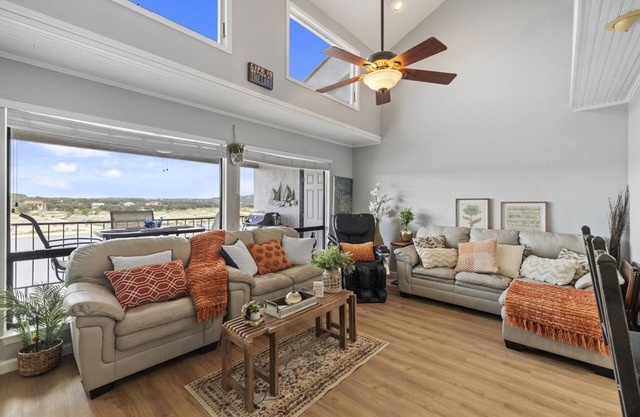 Lakefront Condo with loft, two decks & amazing views of Lake Travis