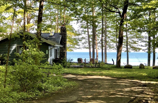 Lakefront Cottage Home for All Seasons Enjoyment on Beautiful Lake Erie!