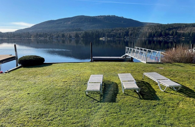 Lakefront cottage with magnificent views in Bellingham!