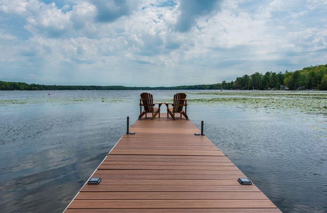 Lakefront Cottage with Cozy Cabin Appeal