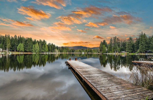 Lakefront cottage with docks, kayak, deck, firepit & beachfront, drive to skiing