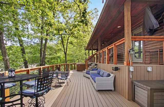 Lakefront Cozy Cabin w/hot tub