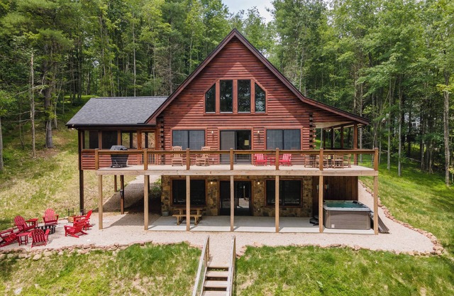 Lakefront Escape: Lakefront, Dogs Welcome, Dock Slip, Hot Tub!