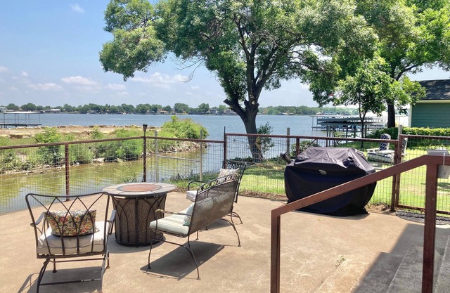 Lakefront Hidden Cove Guest Suite Private Entrance