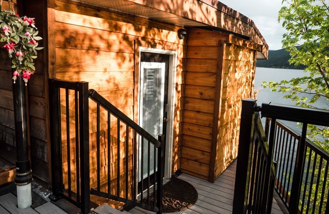 Lakefront Hideaway w/beautiful views, quiet area, private lake access & dock!
